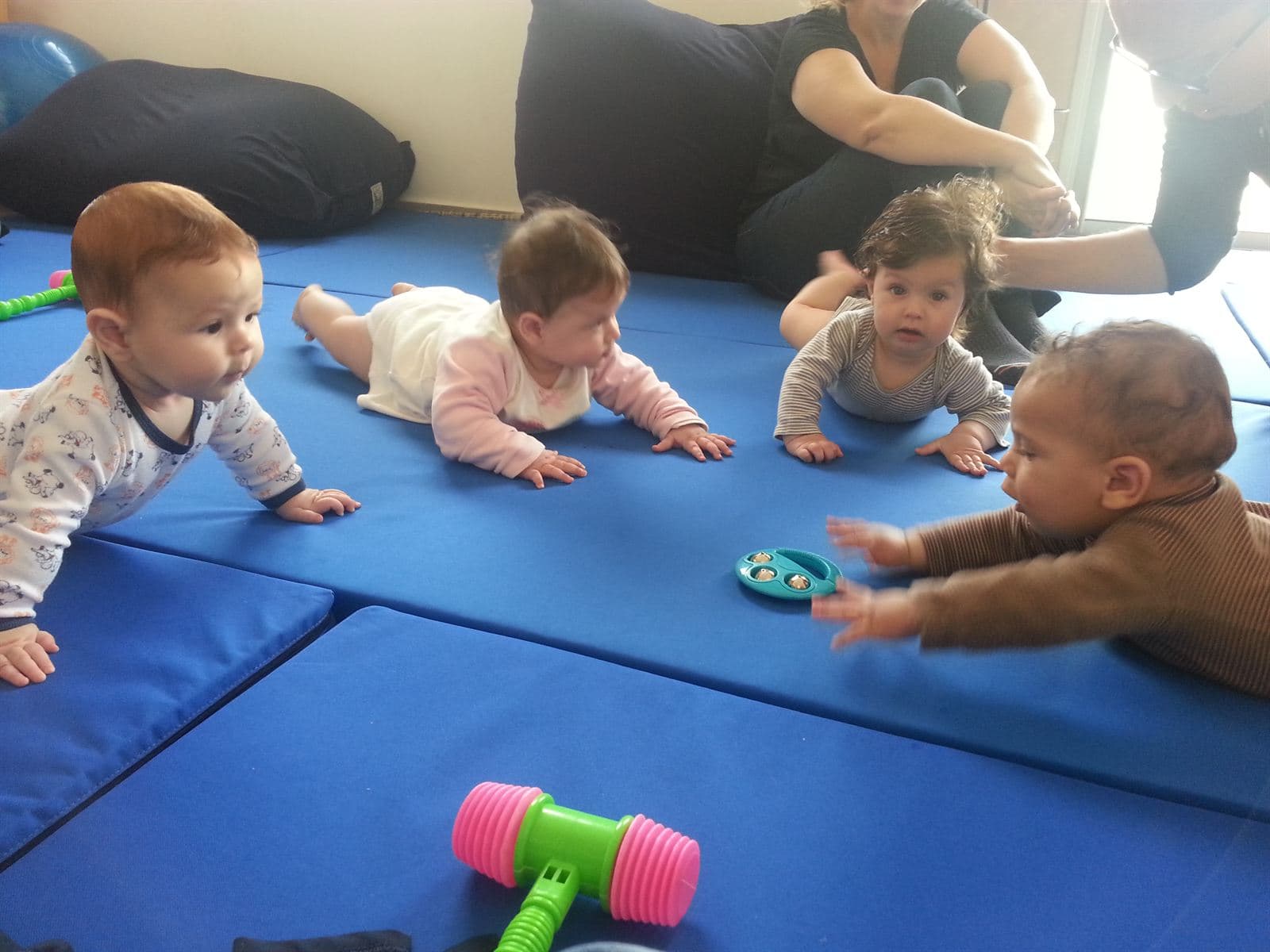 תינוקות בפעילות משותפת על מזרון במהלך סדנת התפתחות